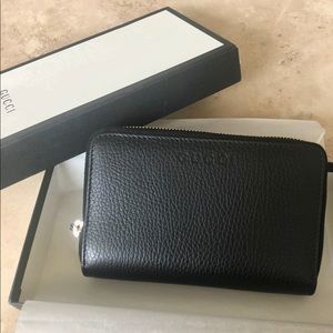Gucci Classic Black Pebbled Leather Zip.
